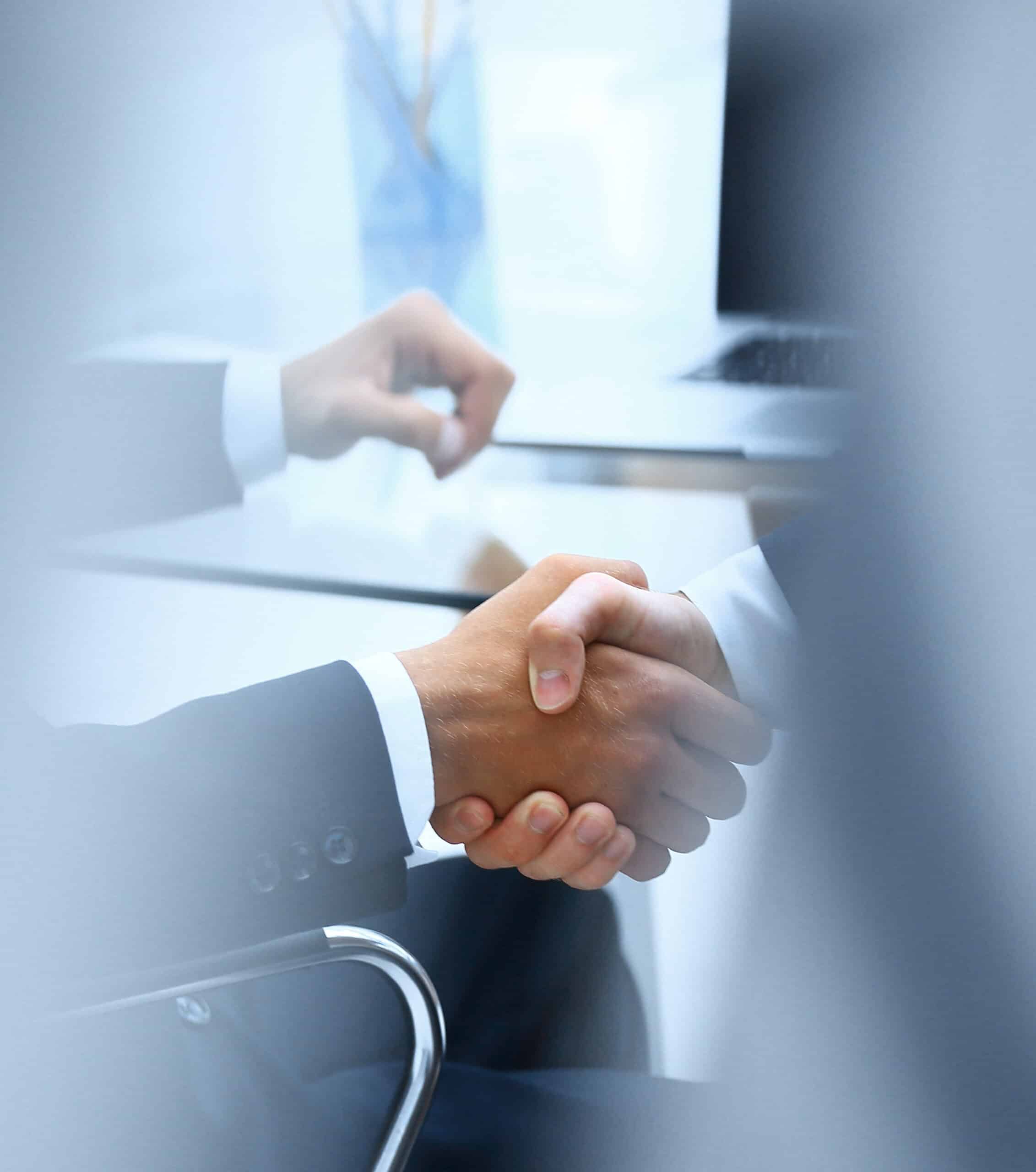 Deux personnes se serrent la main en affaires.