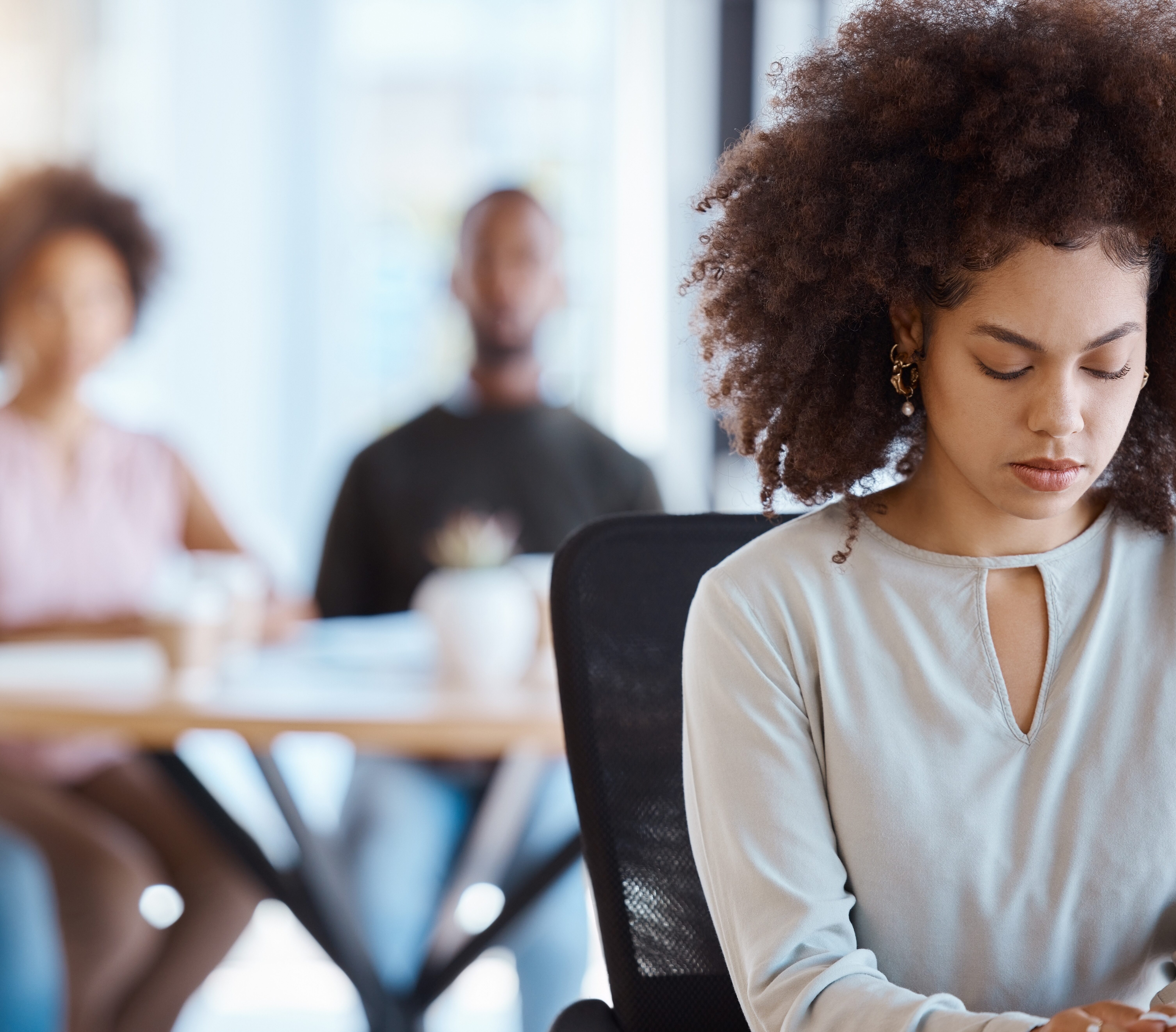 Femme concentrée lors d'une réunion professionnelle.