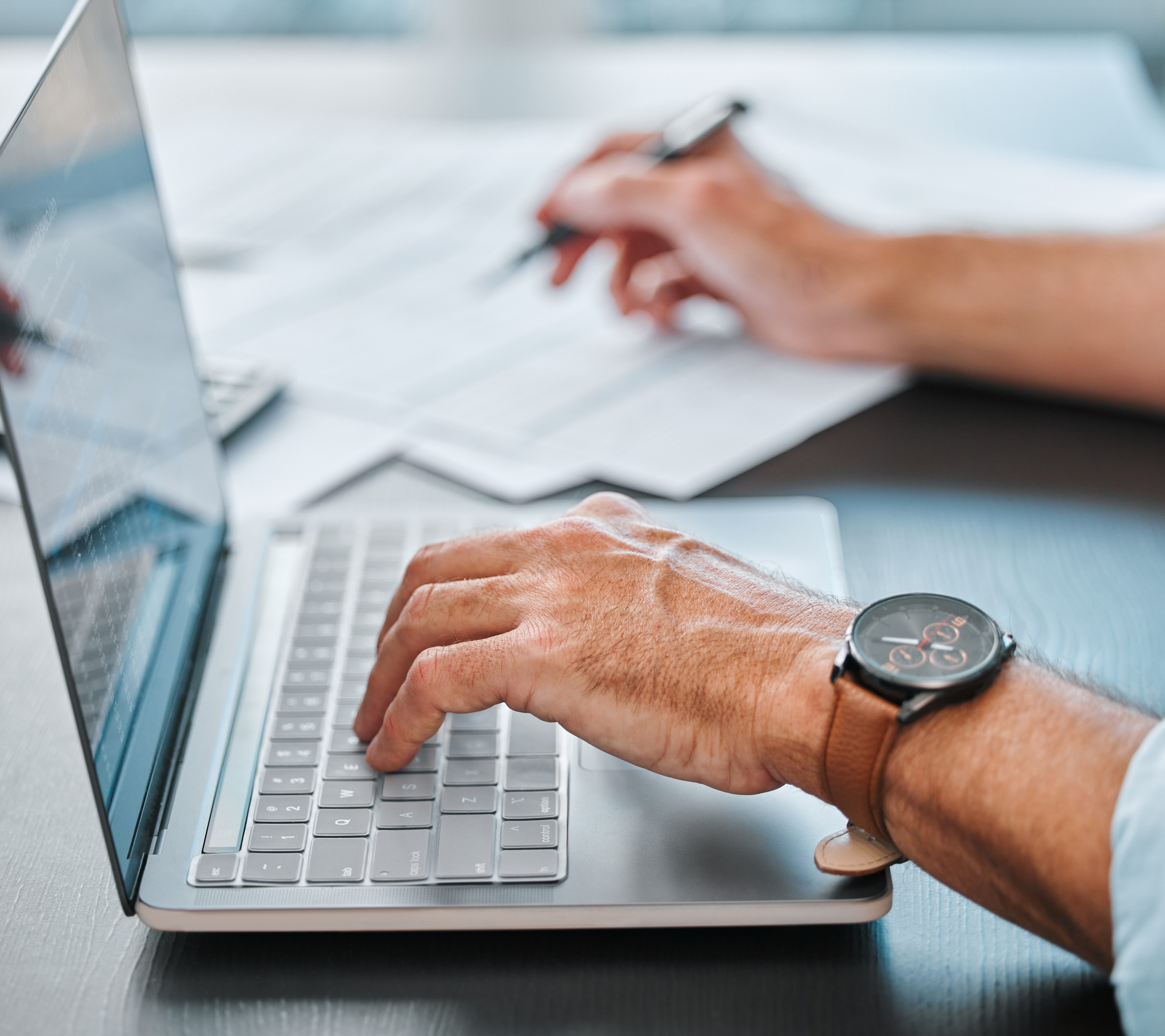 Personne utilisant un ordinateur portable avec documents