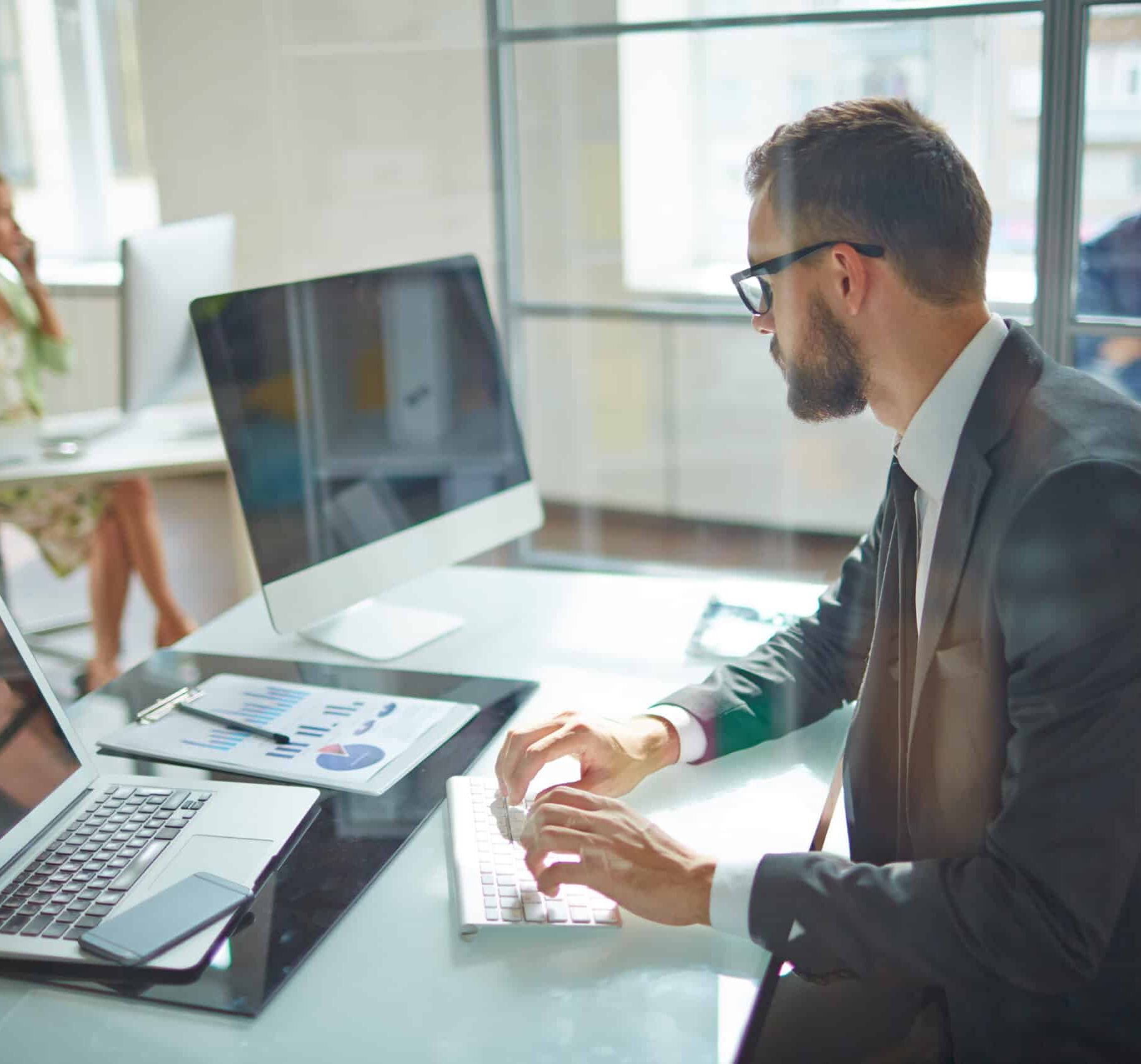 Professionnels travaillant dans un bureau moderne.