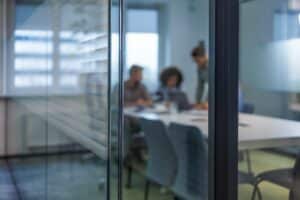 Réunion d'équipe dans une salle moderne.